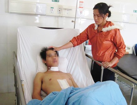 Tự cắt cổ, rạch bụng vì hoang tưởng Chị Hoàng Thị Nga chăm sóc cho anh Định
