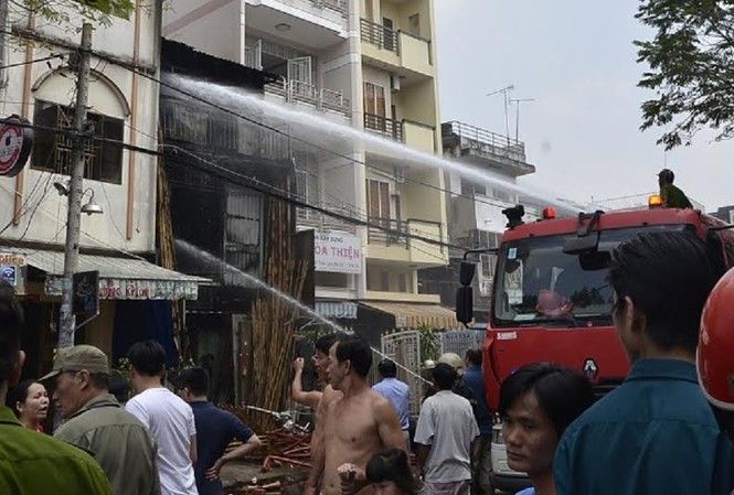 Nổ lớn, xưởng mây tre đan bị thiêu rụi giữa trưa Lực lượng chức năng nỗ lực dập lửa.