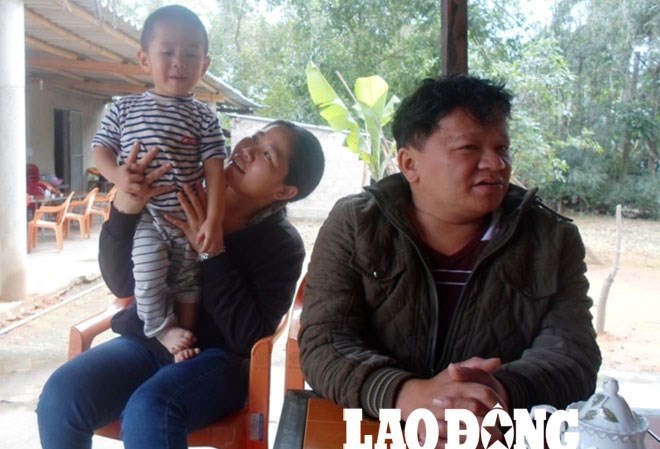 Đời sóng gió của người 'xương thủy tinh' đoạt 25 HCV bơi lội Vợ chồng anh Vũ hạnh phúc bên con trai