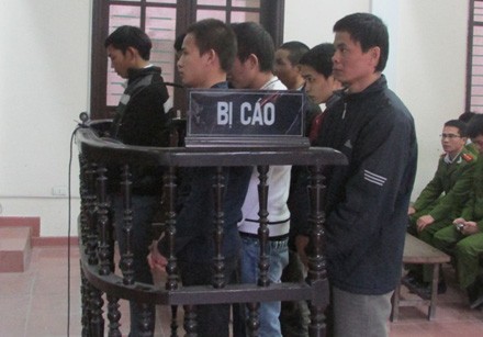 70 năm tù cho nhóm côn đồ chém chết người Các bị cáo trước vành móng ngựa