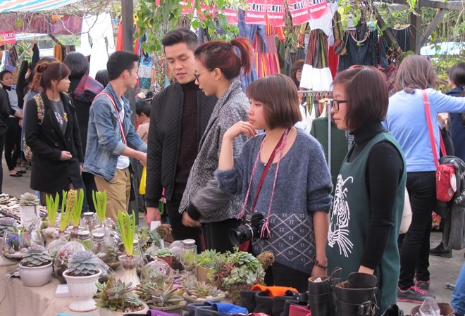 Mê mẩn với chợ phiên đồ xưa giữa lòng Hà Nội Chợ phiên thu hút rất đông du khách.