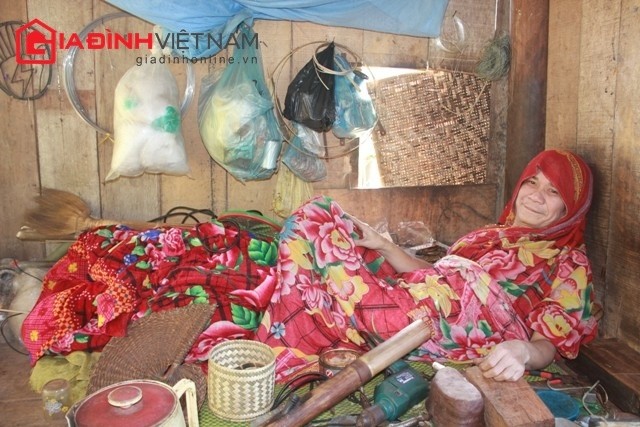 ‘Dị nhân’ 40 năm không quần áo, đầy đồ nghề quanh người “Dị nhân” Lô Văn Yên sống một mình trong căn lều nhỏ trên đồi cao