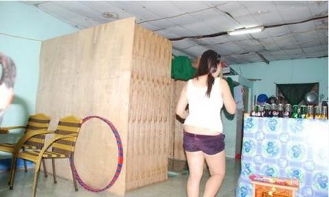 Tràn lan cafe kích dục 'cô chủ mồ côi' Hàng chục quán cafe "cô chủ mồ côi", mát xa kích dục đang tồn tại dọc theo tuyến Quốc lộ (QL) 22