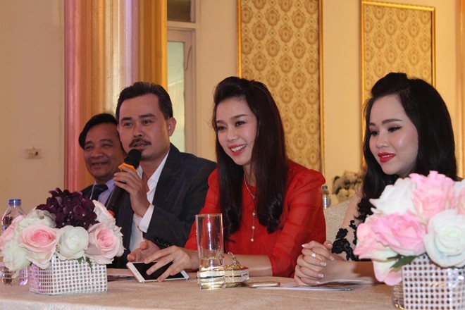Nghệ sỹ Quang Tèo bị 'tố' đánh suýt ngất bạn diễn Nghệ sĩ Quang Tèo, Vĩnh Xương, người đẹp Trương Tùng Lan, Trương Phương trong buổi họp báo ra mắt phim Ván cờ vồ 2.