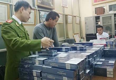 Chở thuốc lá lậu lượn lờ trên cầu Chương Dương Số thuốc lá bị thu giữ