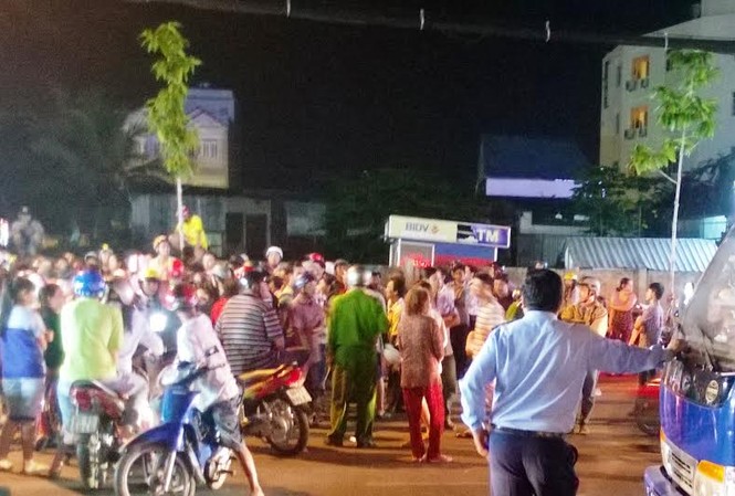 Tiểu thương Chợ đêm Cà Mau phản đối di dời Các tiểu thương xuống đường phản đối việc di dời sang chợ mới.