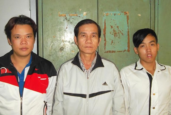 Phá đường dây gái gọi chuyên phục vụ khách nước ngoài Nghi can Hồng (giữa) và 2 đồng phạm. Ảnh CA cung cấp.