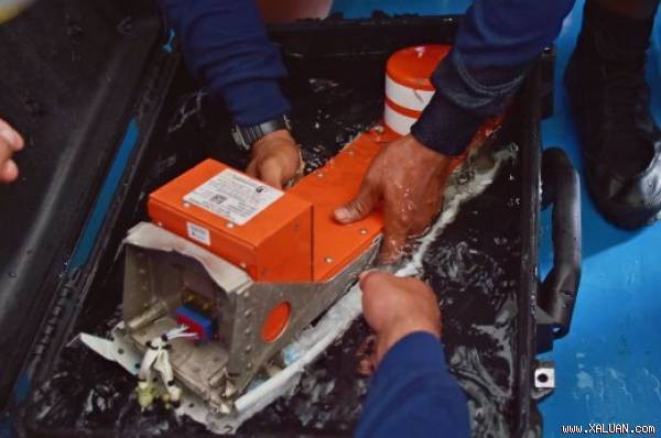 Bí ẩn mang tên MH370 sẽ mãi không được giải? Hộp đen ghi dữ liệu chuyến bay QZ8501 đã được vớt lên vào 12/1. Ảnh: EPA