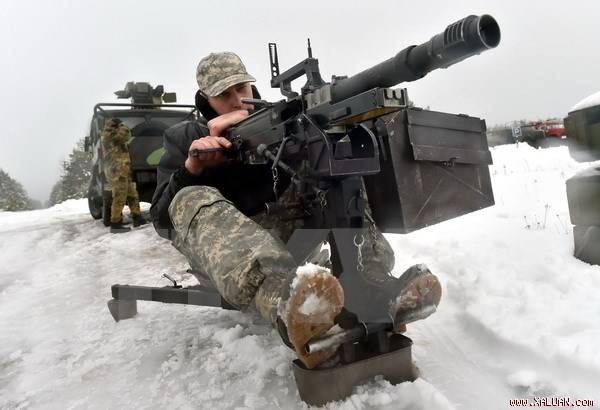 Mỹ, NATO yêu cầu Nga ngừng hỗ trợ phe ly khai ở Đông Ukraine Binh sĩ Ukraine điều khiển máy bay không người lái mới “Spectator-M“ gần Goncharivsk ngày 23/1. (TTXVN)