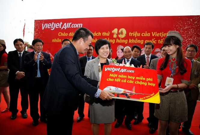 Nữ doanh nhân xứ Hàn được Vietjet tặng 'một năm bay miễn phí' Tặng quà cho hành khách thứ 10 triệu