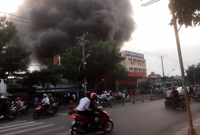 Cháy, nổ lớn tại cây xăng ở Sài Gòn Khói lửa bốc lên nghi ngút từ vụ cháy.