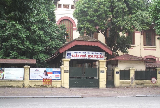 Thi thử như thi thật: Trên 62.000 học sinh Hà Nội tham gia Đến giờ làm bài, cổng trường THPT Trần Phú Hà Nội vắng tanh không có phụ huynh đứng đợi.