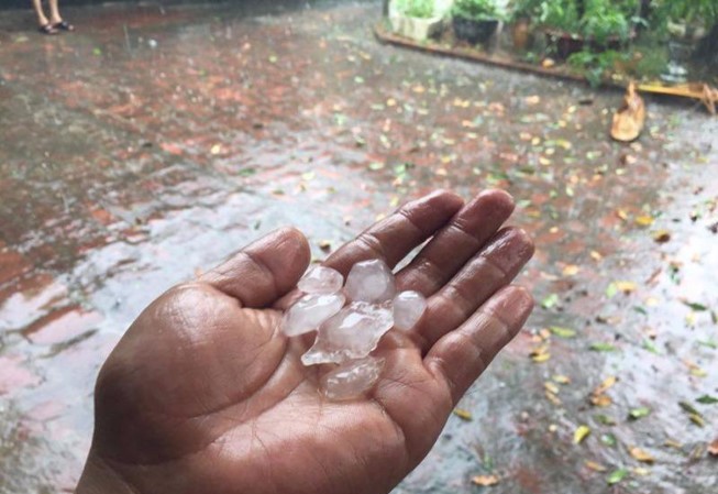 Mưa đá hiếm gặp bất ngờ đổ sầm sập xuống Hà Nội Mưa đá hiếm gặp bất ngờ đổ sầm sập xuống Hà Nội
