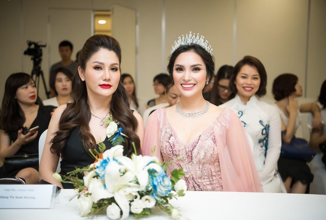 50 tuổi vẫn có thể dự thi 'Nữ hoàng kim cương' MC Huyền Sâm (trái) Đại sứ cuộc thi mang bộ trang sức trị giá hơn 1 tỷ đồng tại lễ phát động