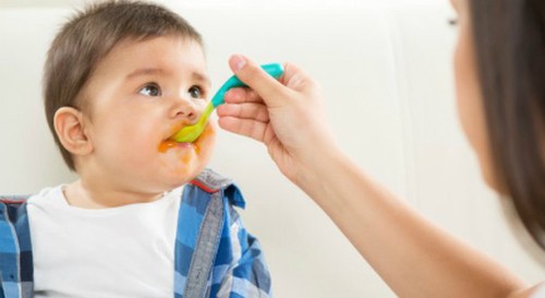 Hạn chế cho con ăn bé vẫn béo phì Hạn chế cho con ăn bé vẫn béo phì