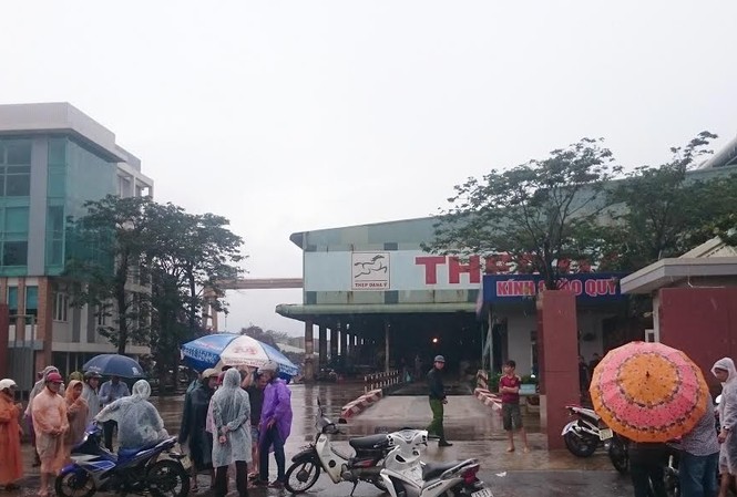 Dân vây 2 nhà máy thép gây ô nhiễm Người dân tập trung trước công nhà máy thép Dana Ý để phản đối. Ảnh L.H