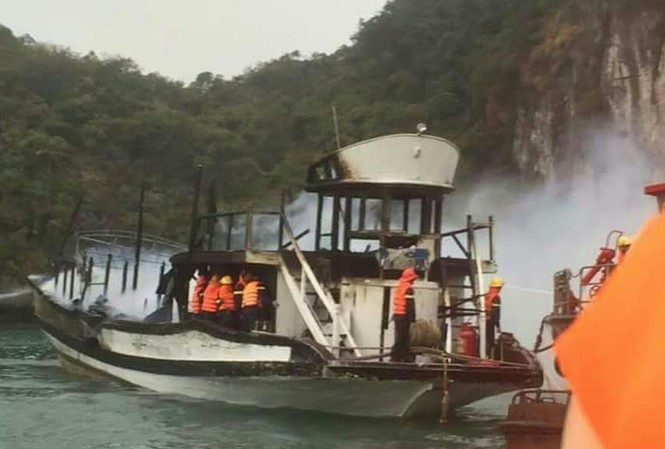 Lời kể của nhân chứng vụ cháy tàu du lịch ở vịnh Hạ Long Phần phía trên con tàu bị đám cháy thiêu rụi hoàn toàn.