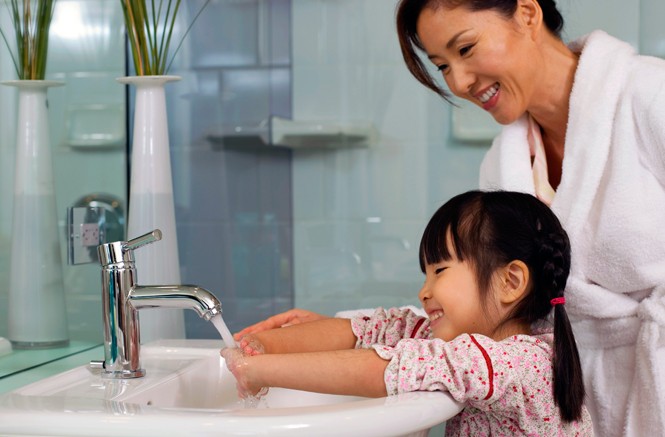 Nghi ngờ trẻ mắc bệnh tay chân miệng, cần đưa đi khám ngay Ảnh minh họa