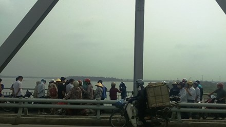 Bỏ lại xe máy, người đàn ông nhảy cầu Bến Thủy tự vẫn Hiện trường vụ việc.