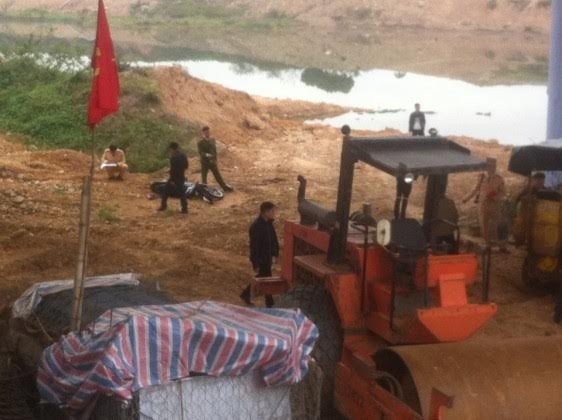 Nam thanh niên phi cả người và xe máy xuống chân cầu tử vong Hiện trường vụ việc. - Ảnh: TL
