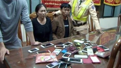 Mẹ chồng, con dâu 'rủ nhau' đi móc túi người xem lễ hội Hàng chục máy điện thoại bị nhóm trộm cắp lấy của người đi lễ hội.- Ảnh: Thế Lực