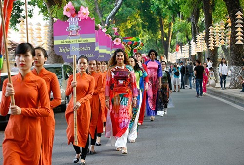 Hơn 3 vạn khách tham quan đến với Festival Áo dài Hà Nội 2016 Hơn 3 vạn khách tham quan đến với Festival Áo dài Hà Nội 2016