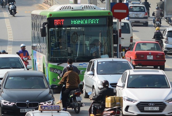 Buýt nhanh thành buýt chậm trong ngày đầu chạy thử nghiệm Nhiều xe máy, ô tô ngang nhiên lấn làn, “tạt đầu” xe buýt BRT.
