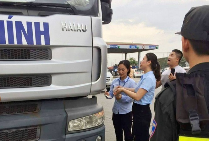 Chủ trạm BOT QL5 đề nghị công an làm rõ tài xế gây 'mưa' tiền lẻ Để tránh "mưa" tiền lẻ tiếp tục diễn ra, VIDIFI đã đề nghị Bộ Công vào cuộc, hỗ trợ. Ảnh: NĐT