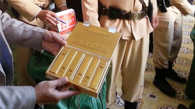 Bắt xe thương binh chở thuốc kích dục? Hướng dẫn sử dụng của loại thuốc Gold Fly ghi có tác dụng kích dục, bên ngoài bao bì có nhiều hình ảnh nhạy cảm