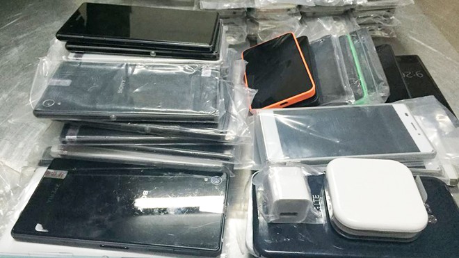 Phát hiện kho điện thoại Iphone lậu trên xe khách Lô điện thoại Smartphone bị cơ quan chức năng thu giữ