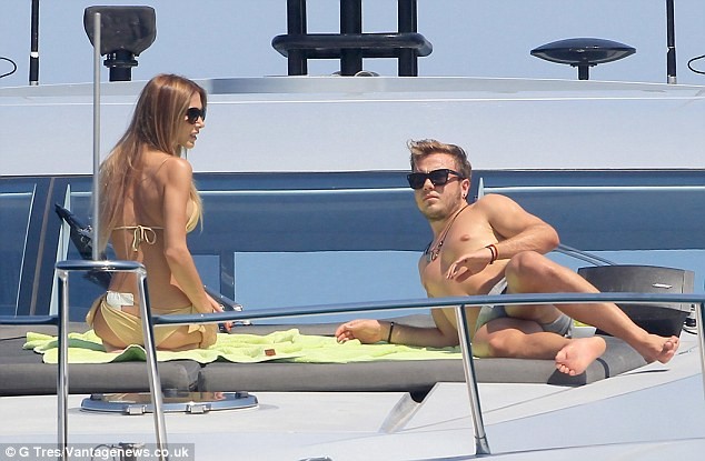Gotze xả hơi trên du thuyền với siêu mẫu đồ lót Gotze nằm thư giãn trên du huyền với bạn gái
