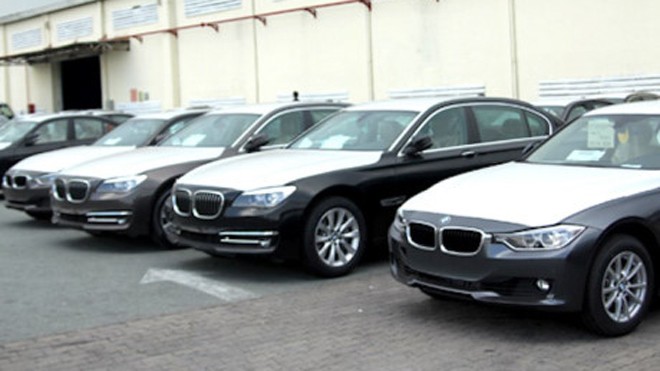 Số phận 450 xe BMW đang 'đắp chiếu' ở cảng TPHCM ra sao? Lô xe BMW đang phơi mưa, phơi nắng ngoài cảng VICT. Ảnh: Kienthuc.vn