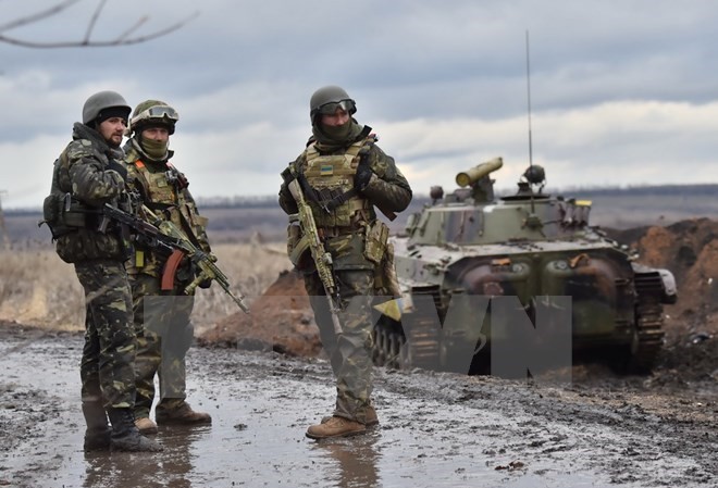 Bản tin 20H: Miền Đông Ukraine lại vang tiếng pháo Binh sỹ quân đội Ukraine tại khu vực chiến sự ở ngoại ô thành phố Debaltseve, vùng Donetsk, miền Đông Ukraine. (Nguồn: AFP/TTXVN)