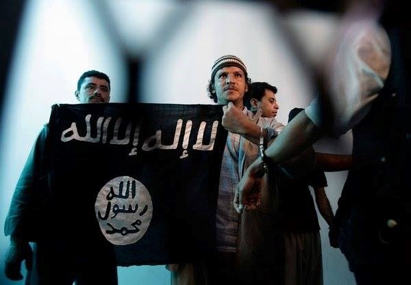 Bản tin 20H: Al-Qaeda nhận trách nhiệm tấn công nước Pháp Một chiến binh al-Qaeda cầm một biểu ngữ Hồi giáo tại một phiên tòa ở Sanaa, Yemen. (Nguồn: AP)