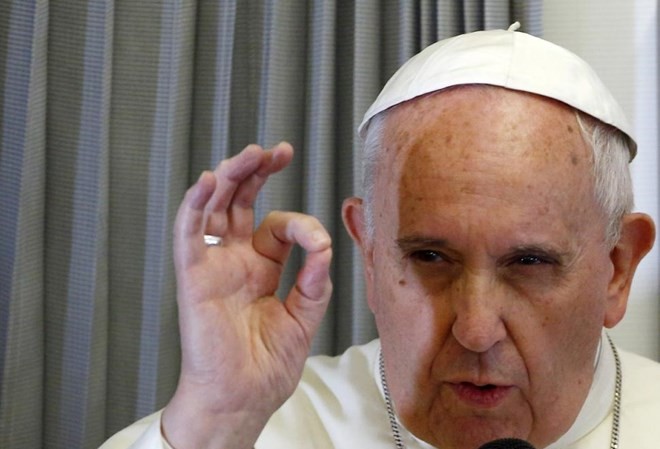 Bản tin 8H: Giáo hoàng Francis lên tiếng về 'chọc cười tôn giáo' Giáo hoàng Francis I phát biểu trước báo giới. (Nguồn: Reuters)