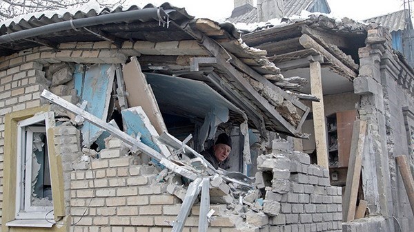 Bản tin 8H: Ukraine tố ly khai phá hủy nhà ga sân bay Donetsk Một ngôi nhà tại khu vực Donetsk bị trúng đạn pháo. (Nguồn: RT)