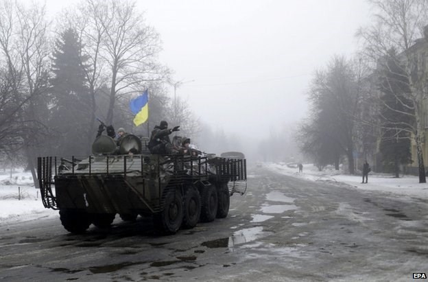 Bản tin 8H: Ukraine cáo buộc bị lính Nga tấn công Xe thiết giáp của quân đội Ukraine ở miền Đông nước này. Nguồn: EPA