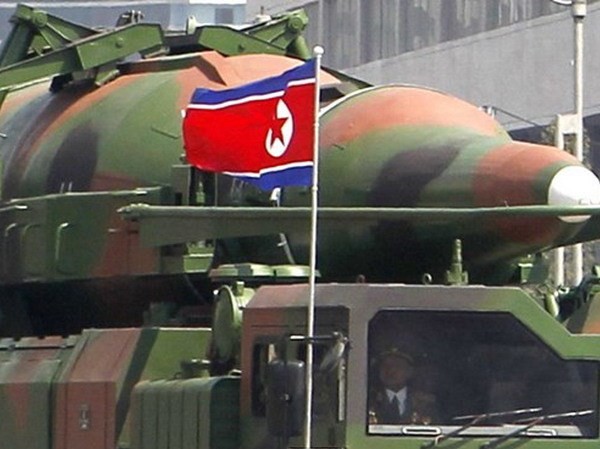 Bản tin 20H: Mỹ không nên đưa Triều Tiên trở lại danh sách khủng bố Một tên lửa hạt nhân được diễu hành trong buổi lễ ở Bình Nhưỡng. Ảnh: AP