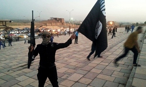 Bản tin 14H: IS dựng thành lũy tử chiến tại Iraq Một tay súng cầm cờ IS trên đường phố Mosul sau khi nhóm chiếm giữ thành phố hồi tháng 6/2014. Ảnh: Reuters