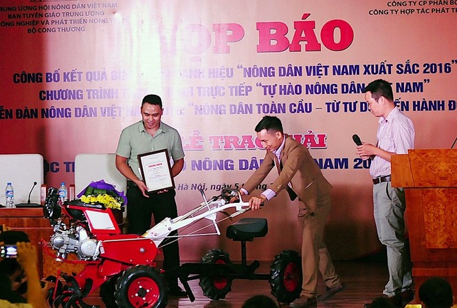 Tôn vinh 63 nông dân xuất sắc nhất năm 2016 Tác giả Trần Dũng (Nam Định) và nhân vật trong tác phẩm đạt giải Nhất đã đưa sáng chế Máy nông nghiệp 12 trong 1 “made in Tạ Đình Huy” đến giao lưu tại buổi họp báo.
