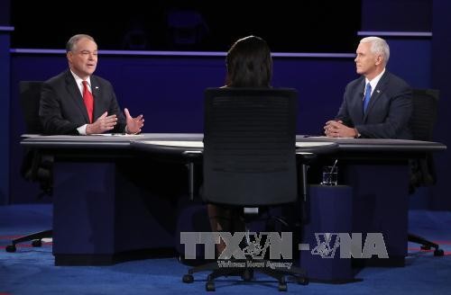 Bản tin 14H: Khẩu chiến nảy lửa giữa hai ứng cử viên Phó Tổng thống Mỹ Ông Mike Pence (phải) và ông Tim Kaine (trái) tại cuộc tranh luận ở Farmville, Virginia ngày 4/10. Ảnh: AFP/TTXVN.