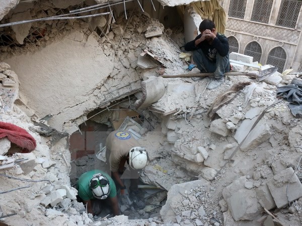 Bản tin 14H: Ngoại trưởng Nga - Pháp hội đàm về vấn đề Syria Tình nguyện viên Syria tìm kiếm người bị mắc kẹt trong những đống đổ nát sau một vụ không kích tại Aleppo ngày 4/10. (Nguồn: AFP/TTXVN)