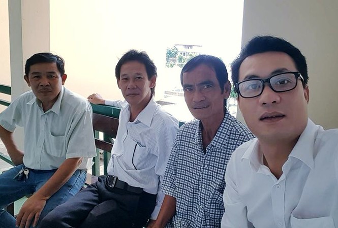 Thương lượng bồi thường án oan cho ông Nén lần 4 bất thành Ông Huỳnh Văn Nén (áo ca rô), ông Huỳnh Trung Nghĩa (bên trái) cùng hai LS tư vấn là LS Phạm Công Út và LS Nguyễn Văn Quynh.