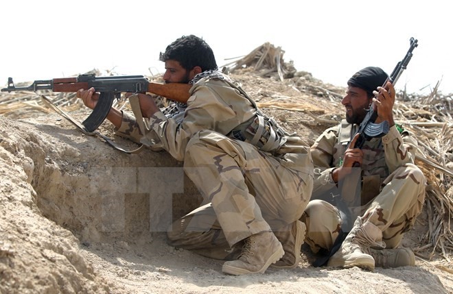 Bản tin 20H: Liên quân tấn công dồn dập IS để giải phóng Mosul Binh sỹ Iraq trong một cuộc giao tranh với các tay súng IS . (Nguồn: AFP/TTXVN)
