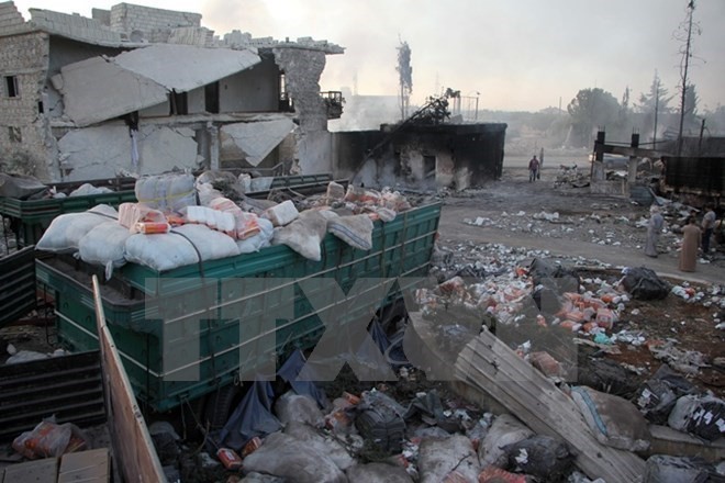 Bản tin 20H: Phiến quân Syria quyết chiến tới cùng tại Aleppo Xe chở hàng cứu trợ bị phá hủy sau một cuộc không kích tại thị trấn Orum al-Kubra, Aleppo, Syria ngày 20/9. (Nguồn: AFP/TTXVN)