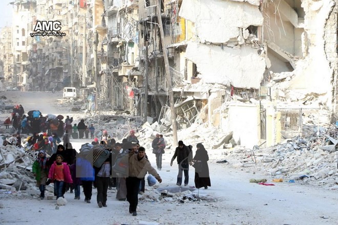 Bản tin 8H: Nga tìm kiếm thỏa thuận ngừng bắn với phe đối lập Syria Người dân Syria sơ tán khỏi khu vực phía đông thành phố Aleppo ngày 29/11. (Nguồn: EPA/TTXVN)