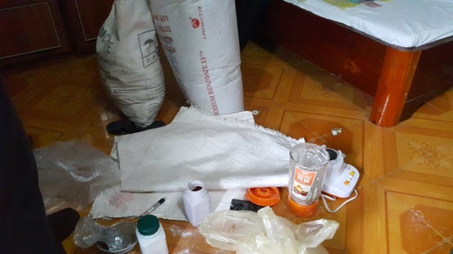 Cảnh sát ập vào khách sạn bắt đối tượng điều chế thuốc pháo Tang vật bị thu giữ tại hiện trường.