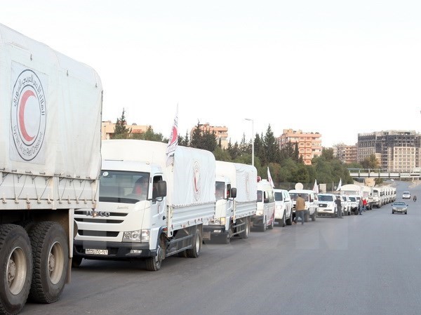 Bản tin 8H: Xe quân sự Nga mang hàng cứu trợ tới Syria Một chuyến xe chở hàng cứu trợ tới thị trấn Madaya and al-Zabadani gần Damascus, Syria. (Nguồn: EPA/TTXVN)
