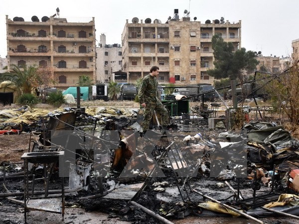 Bản tin 20H: Chính phủ Syria ra điều kiện ngừng bắn tại Aleppo Cảnh đổ nát tại hiện trường vụ tấn công nhằm vào bệnh viện dã chiến ở Furqan ngày 5/12. (AFP/TTXVN)