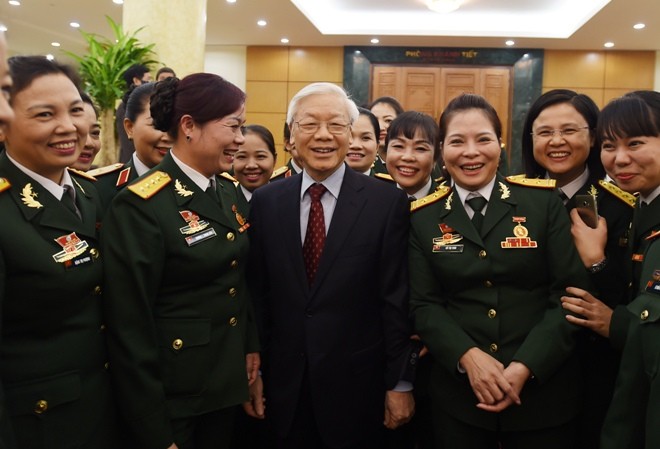 Tổng Bí thư Nguyễn Phú Trọng gặp mặt đại biểu phụ nữ Quân đội Tổng Bí thư Nguyễn Phú Trọng với các đại biểu về dự Đại hội Phụ nữ toàn quân lần thứ VI